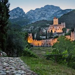 Tramonto-Castello-Avio_Trentino-MArketing_foto-di-Tommaso-Prugnola-1100x733
